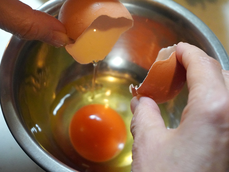 場合によっては、賞味期限切れ1ヶ月の卵でも食べれます