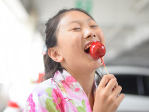 りんご飴の正しい食べ方について